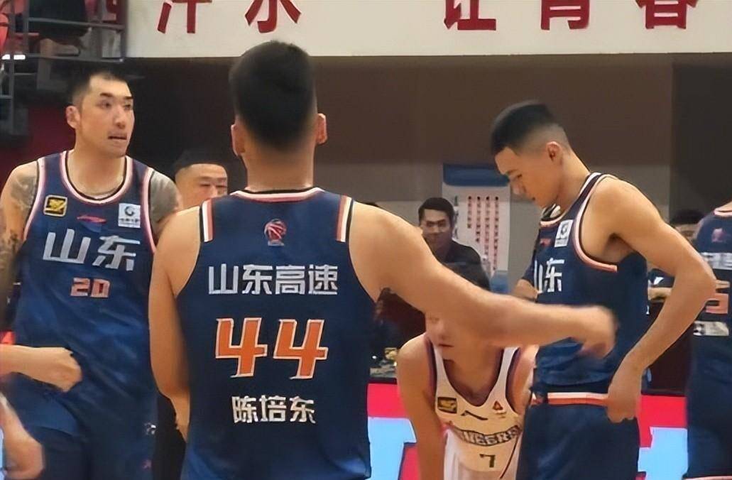 壹号娱乐官网关于山东男篮国际比赛日更衣室发声，志在CBA常规赛名次提升，管理层满意，纪律约束更严格的信息